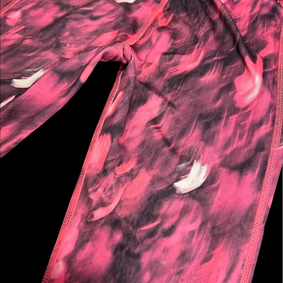 Pink Design Under Armour Capri Leggings - Picture 4 of 4